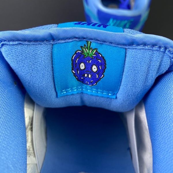 SB Dunk Low Blue Raspberry  DM0807-400