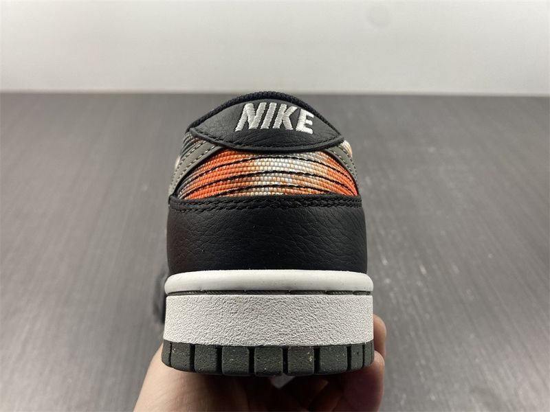 Dunk Low Graffiti Black Red  DM0108-001