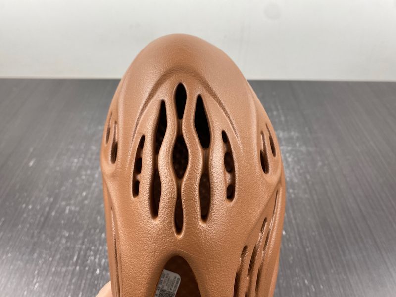 Yeezy Foam Runner Clay Red  HP5335