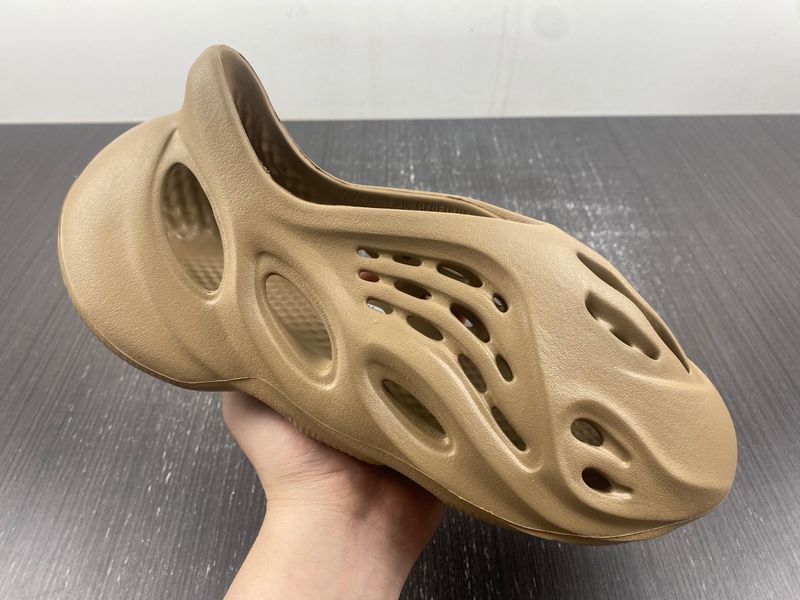 Yeezy Foam RNR Clay Taupe GV6842