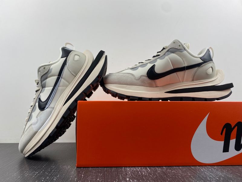 VaporWaffle Tour Grey sacai DD1875-101