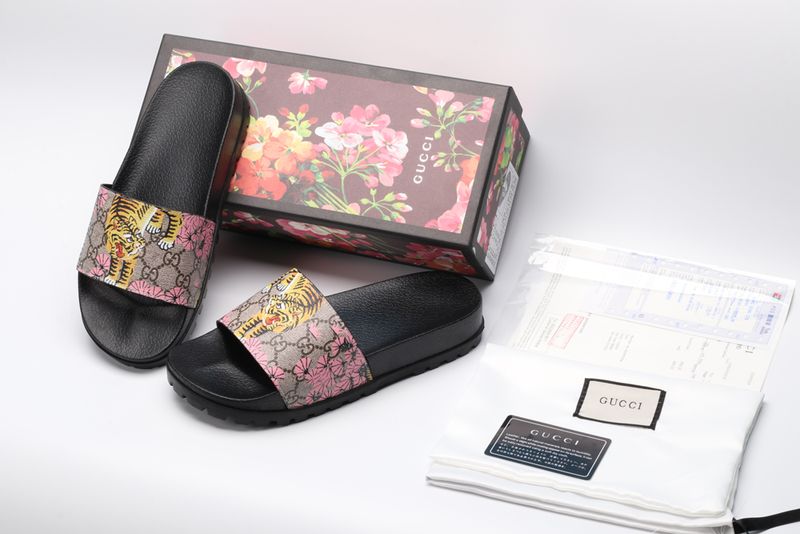 G*cci Sandals