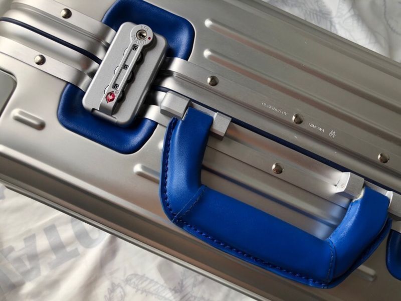 Luggage 21 inch ask price on whatsapp